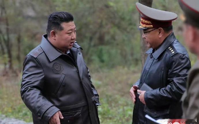 元帅生气的说：告诉俄国人，货款月底必须全部到账，而且必须是美元，否则一枚炮弹也別