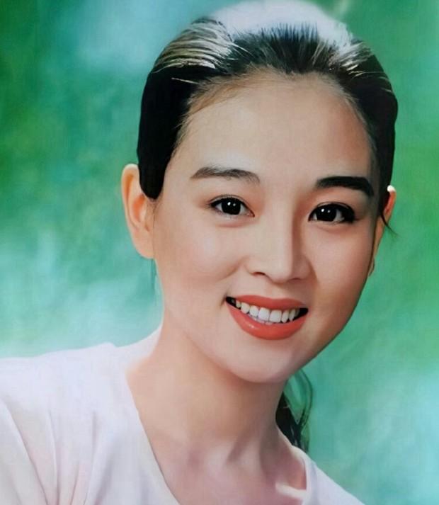 当年，英宁向刚生下女儿不久的妻子赵明明提出离婚，赵明明追问原因，英宁支支吾吾就是