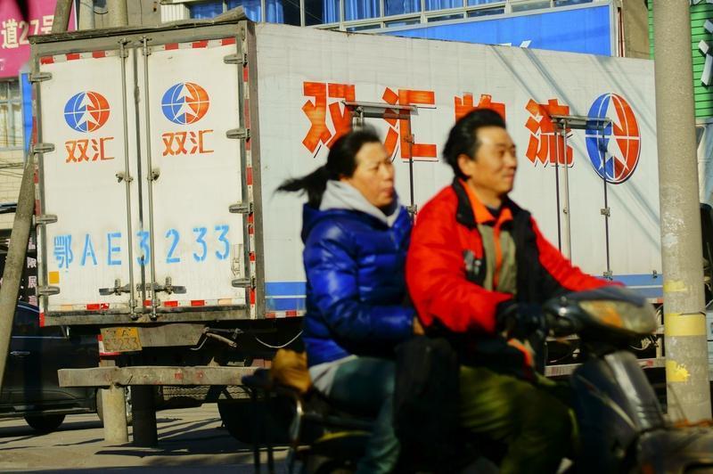双汇爆雷，原因还挺多。首先是管理层内斗，父子反目，各种丑闻被曝光，严重影响企业形