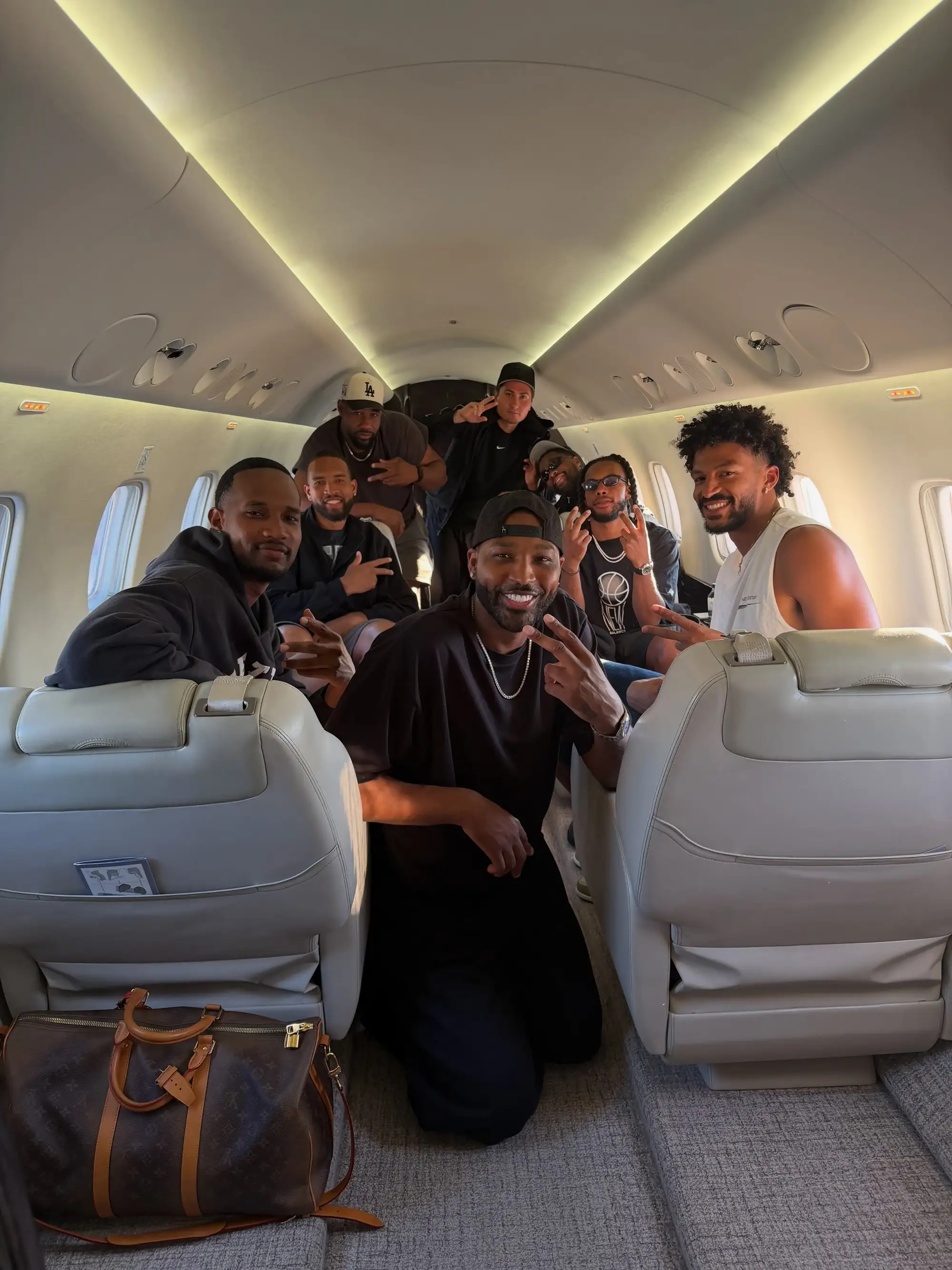 出游TT、加兰、莫布利兄弟一起出去玩啦🛫克利夫兰骑士骑士nbanba自由市场