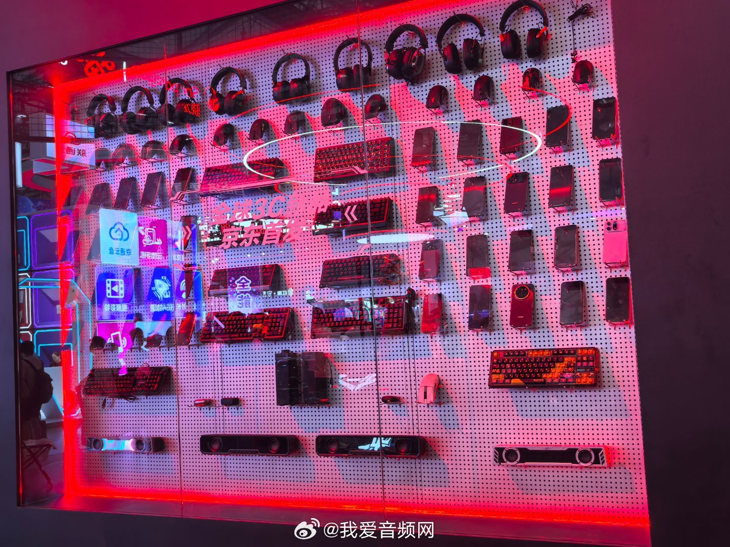 chinajoy集你所爱 骁龙主题馆京东展台京东展馆设立了神装影像馆、神装补给仓