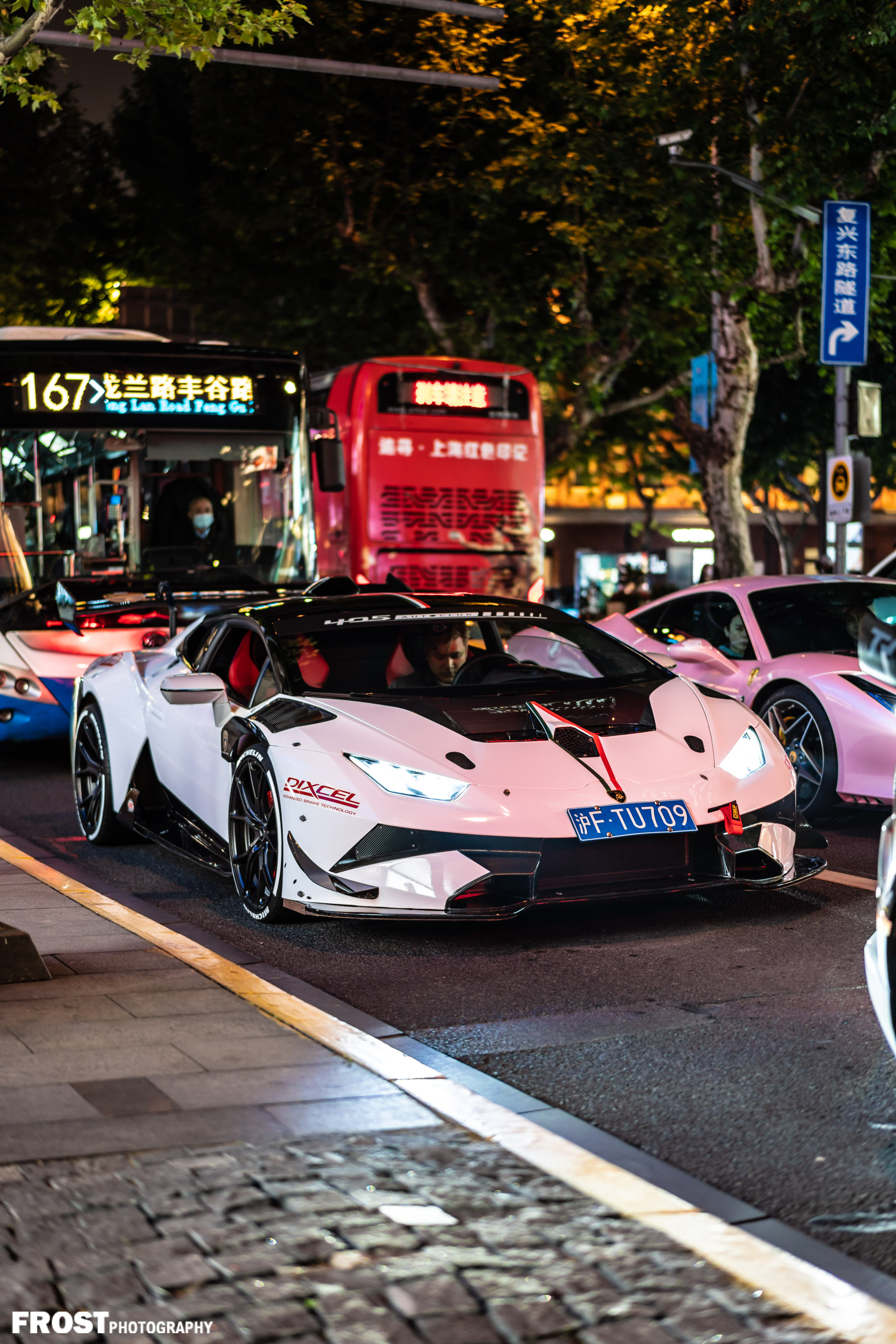 上周末第一次遇到宽体小牛，我差点以为是gt3赛车上路了听说是super trof