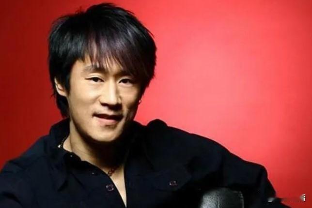 本来长得就像老太太，还梳了一个老太太的发型，宽爷是真的自信啊！

话说想当年这可