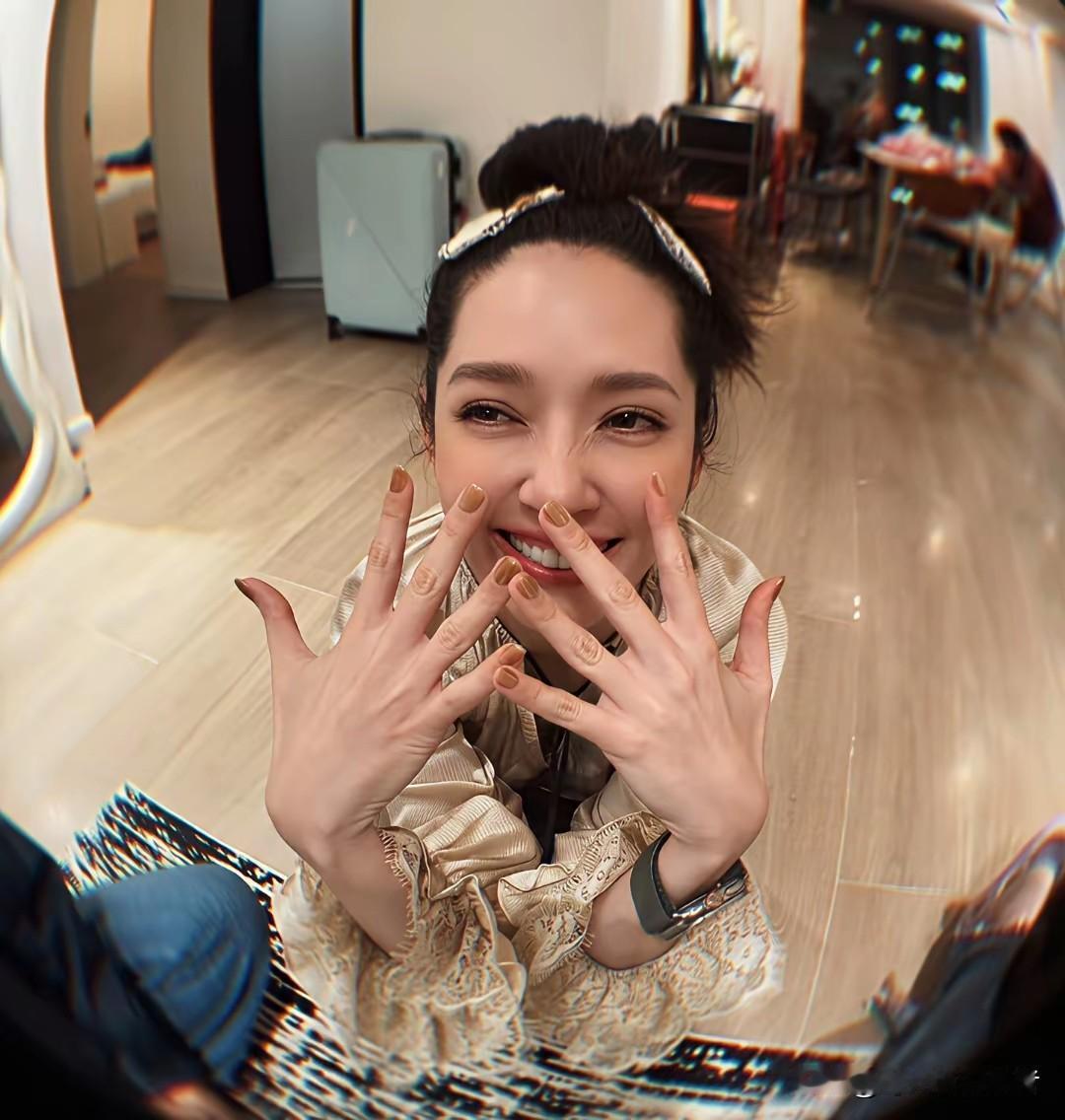 怪不得向太十分喜爱郭碧婷，郭碧婷真的漂亮，嫁到了好夫家，被公婆疼爱，老公也是为了