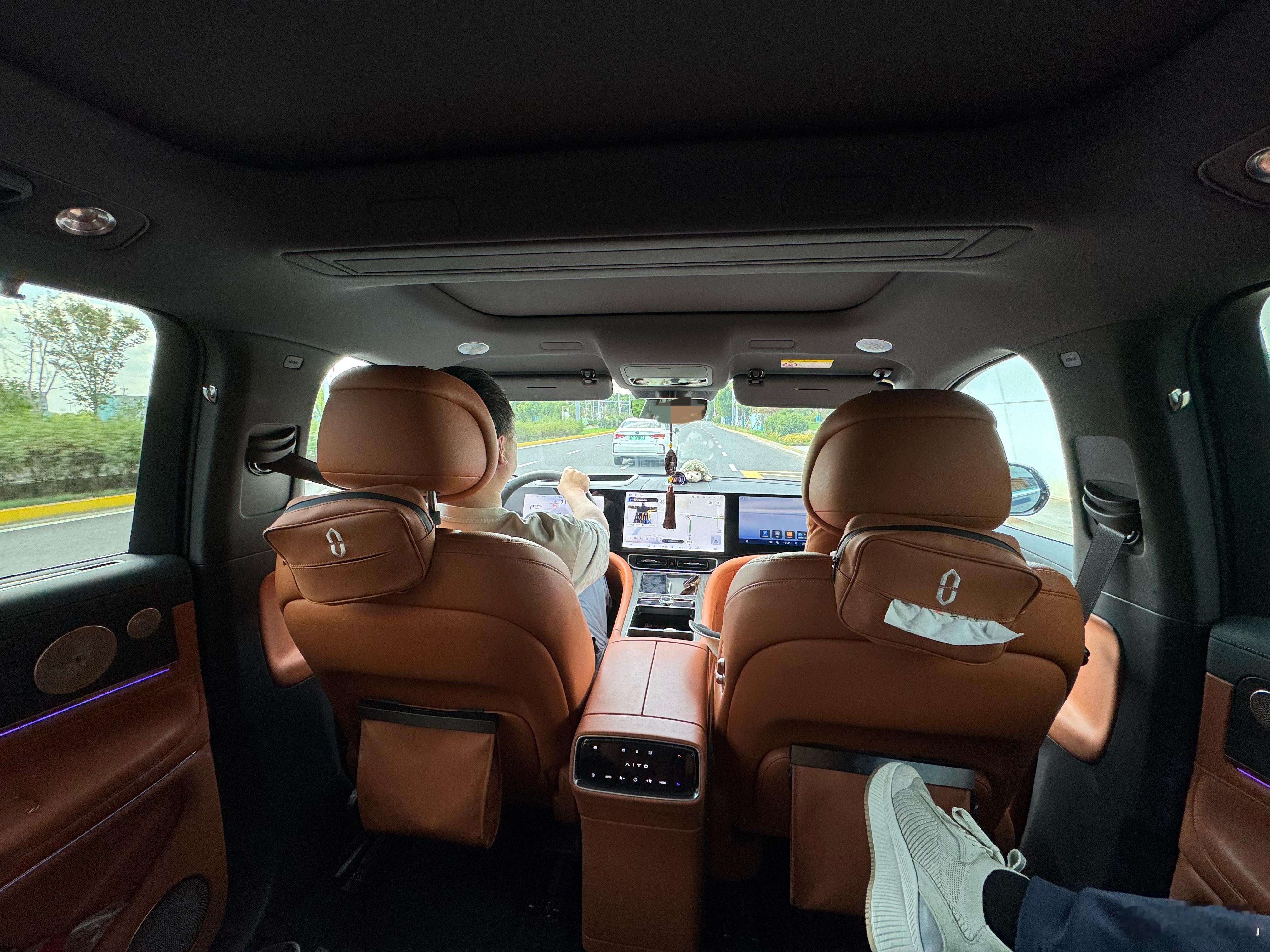 到达苏州张家港，问界M9来接。 ​​​