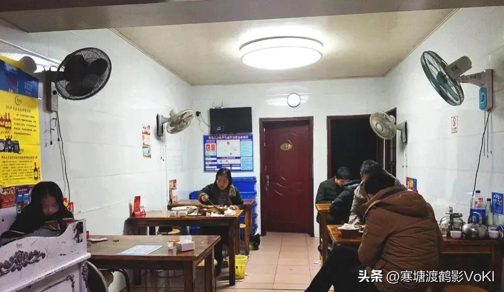 中午在一家小饭馆吃饭，隔壁桌的两个男子一边喝酒一边聊天。其中一个男子说：现在的生