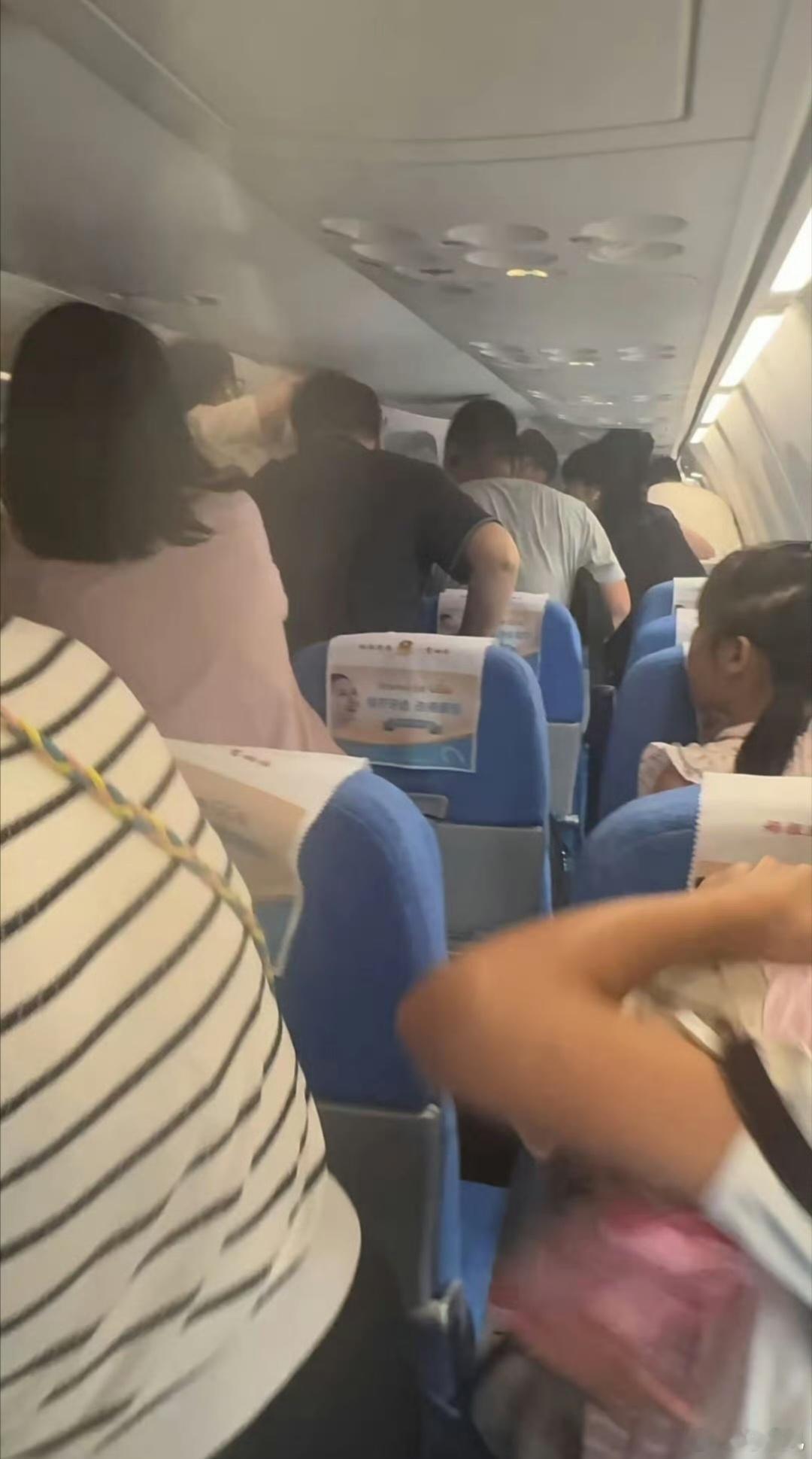 厦门航空一飞机因充电宝起火延误8月28日厦门航空MF8086航班，起飞前客舱因为