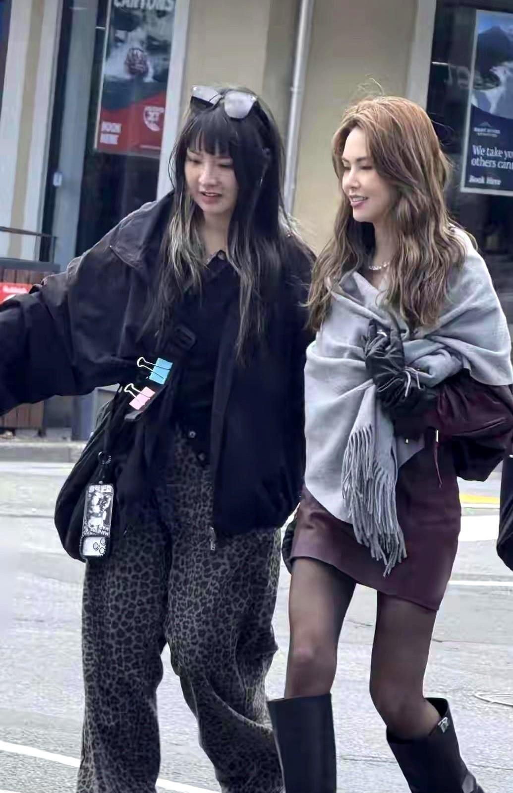 她一张侧脸上了热搜。
大家惊呼：完全看不出生育痕迹。
我看见的，是一支团队和一杯