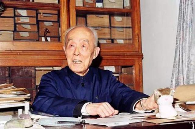 1934年5月10日，国学大师季羡林在日记中写到：“晚上有人请客，在合作社喝酒，