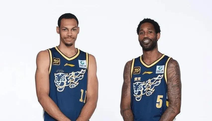 广东男篮与威尔巴顿、达里厄斯贝兹利正式终止合同。#CBA# ​​​