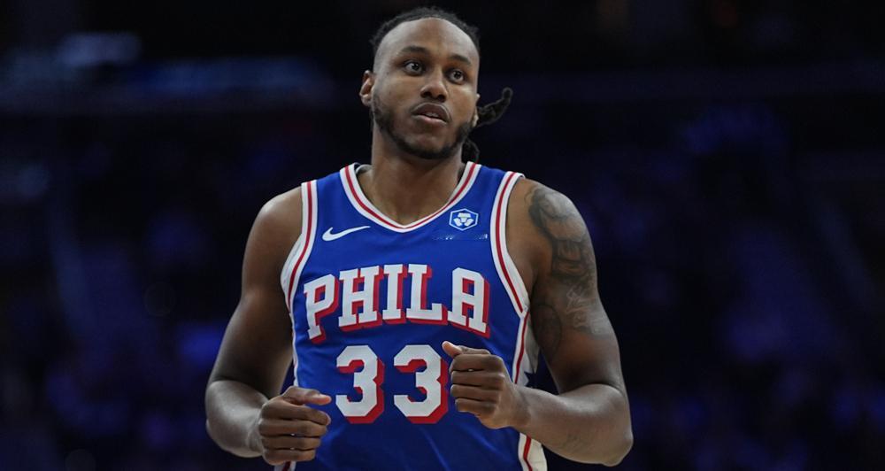 贾巴里·沃克已与费城76人达成一份为期两年的正式合同。此前，他在与球队签署的双向