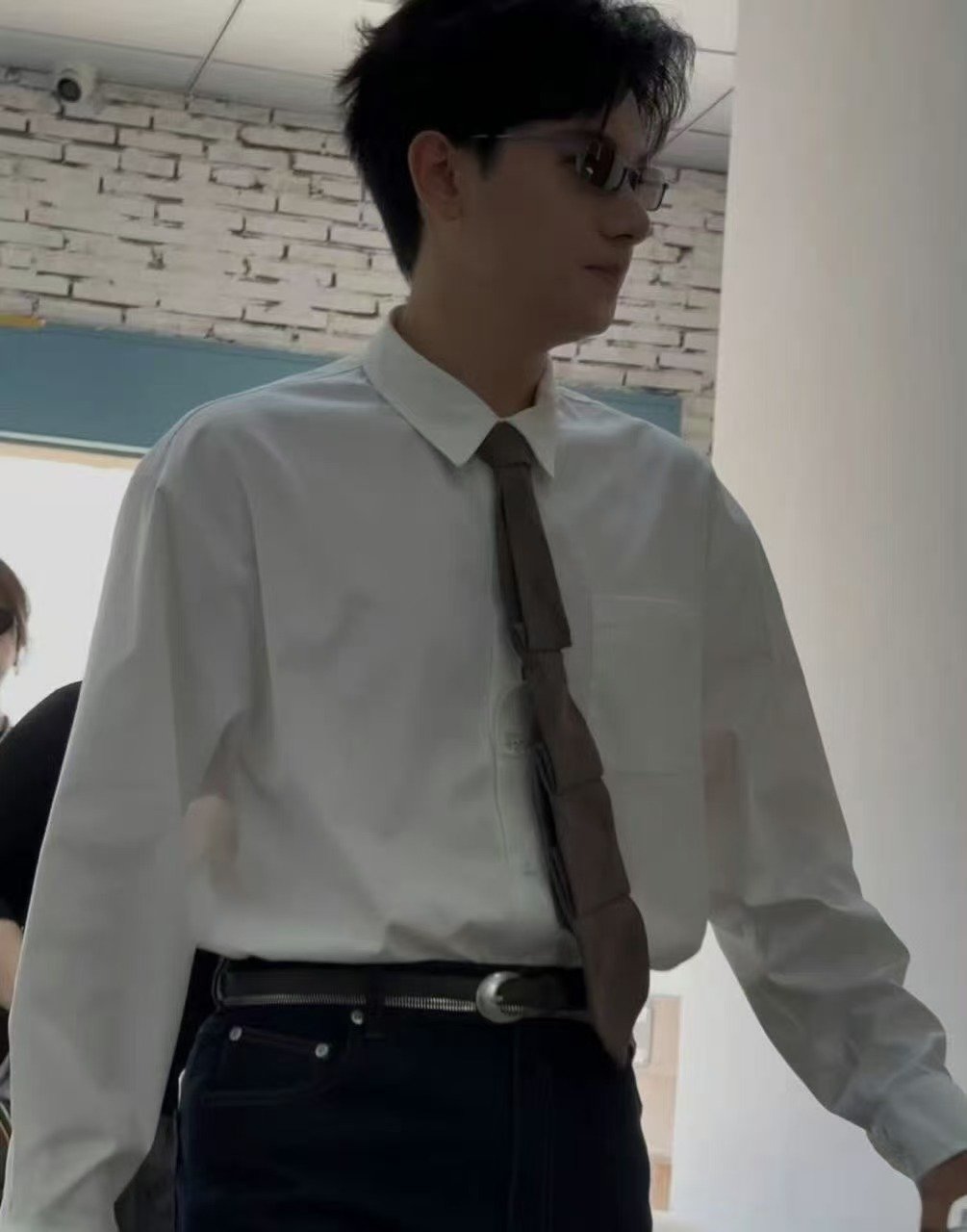 胡先煦少年人夫感反差胡先煦墨镜白衬衫胡先煦墨镜白衬衫 