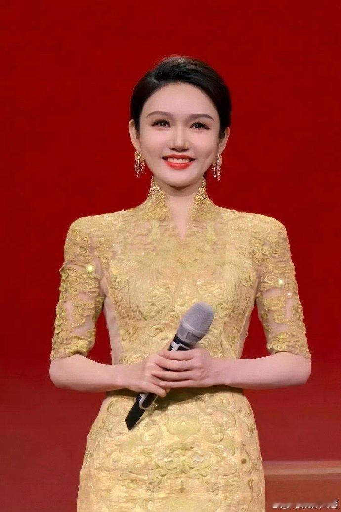 龙洋主持完春晚哭了我们爱春晚的盛大，更爱幕后这份滚烫的人情味，龙洋千帆过尽后的真