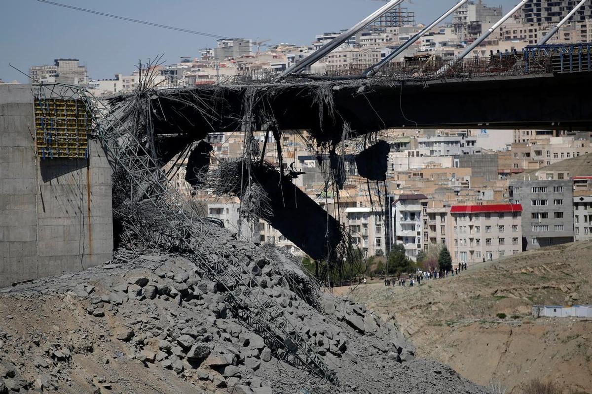 美军10分钟炸碎伊朗4亿大桥：特朗普炫耀反成罪证

4月2日，美军战机10分钟内