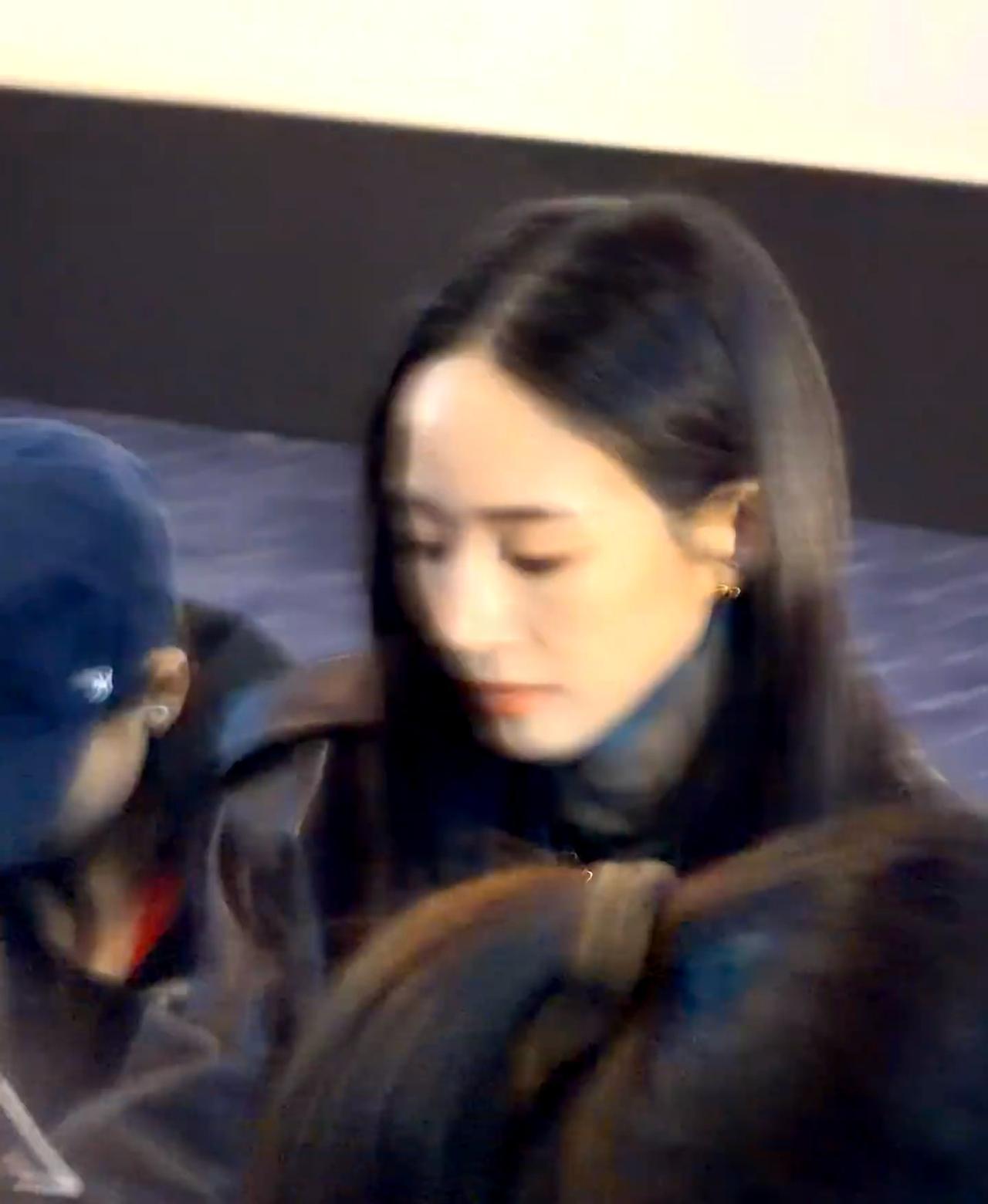 张钧甯美得确实很“权威”，四十多岁的她，皮肤与精神状态极佳，自然且毫无刻意之感，