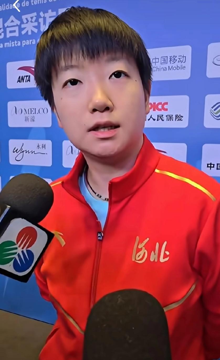 今早又回看了全运会会女子单打发布会
有一点特别重要，
那就是莎莎与曼昱一直都在肯