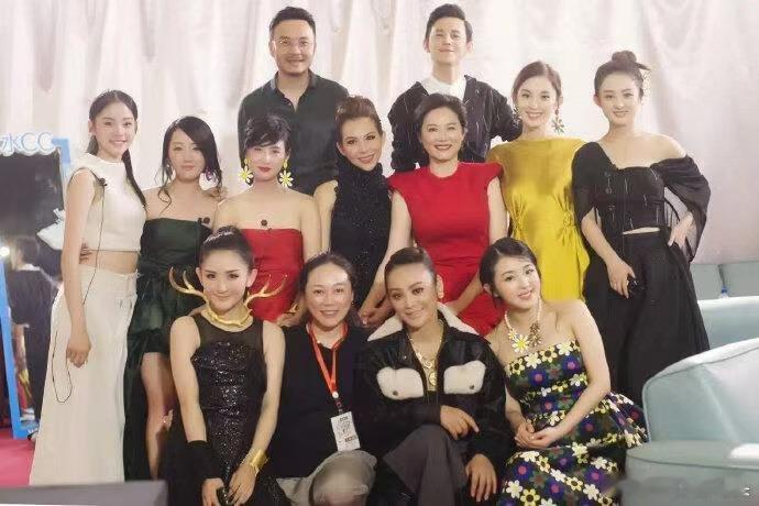 内娱至今无一人塌房的全女综艺何炅汪涵双控场，姐姐们相处超暖心，没有刻意的冲突和噱