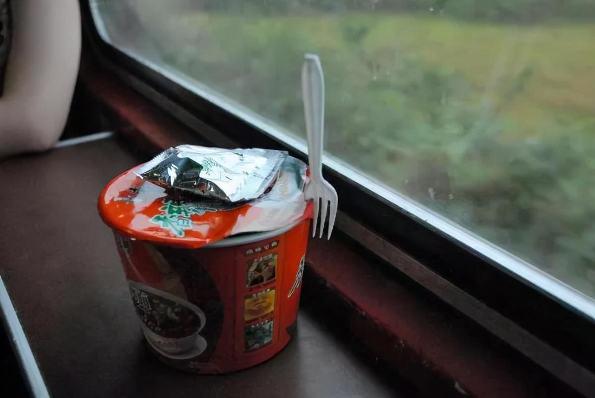 最近网友又为坐高铁能不能吃泡面而争论起来，现在高铁确实会有不要食用榴莲、方便面等