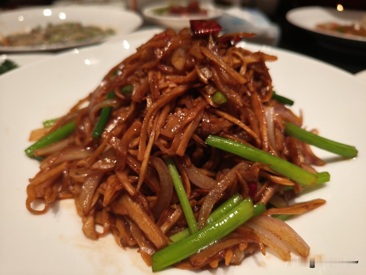 我昨天提了一嘴dyg有锂矿的事。
主要是昨天它上涨很奇怪，因为同为aidc的润泽
