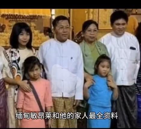 敏昂莱和妻子育有一儿一女，儿女双全好福气。他们夫妻俩和儿女合影，抱着孙女享受天伦
