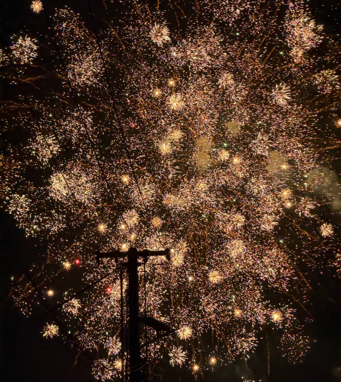 广州烟花看烟花之前先准备好手机，记得擦擦镜头，设置参数，拍烟花比较简单的iPho