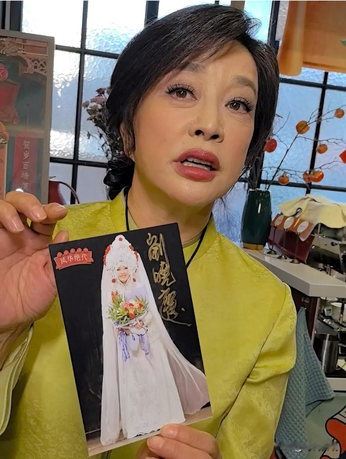 74岁的演员刘晓庆出席活动最新状态！
近日，有网友在天津人艺偶遇演员刘晓庆，网友