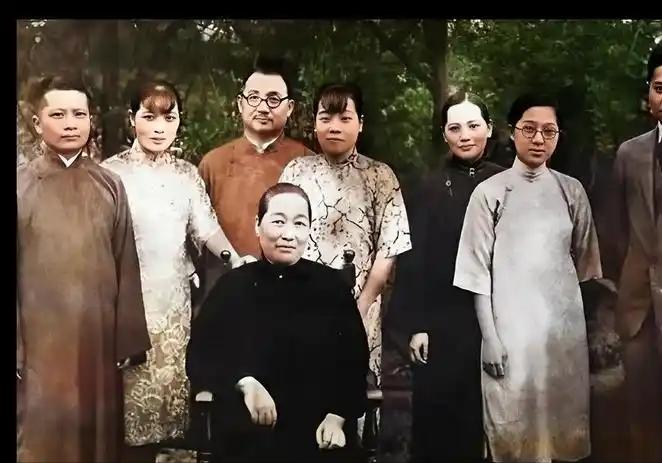 她是宋氏三姐妹的亲生母亲，史上最风光的丈母娘，她的子女影响整个近代史走向。
可以