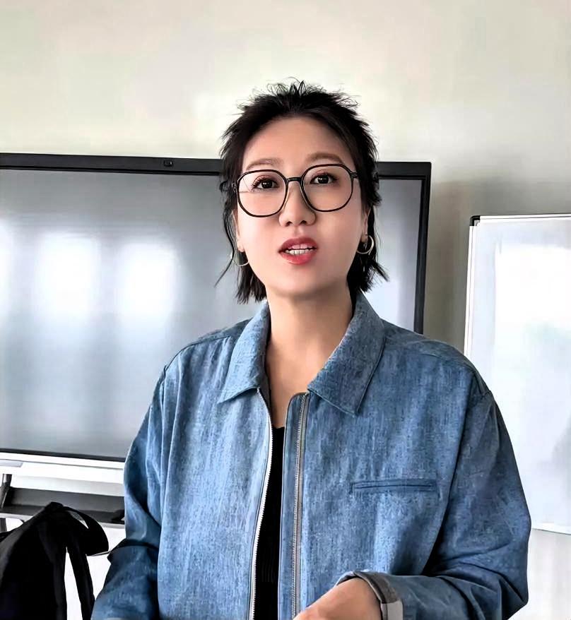 易立竞问完那句话，向佐沉默了。然后弹幕疯了。

四个小时的采访，我拖着进度条看完