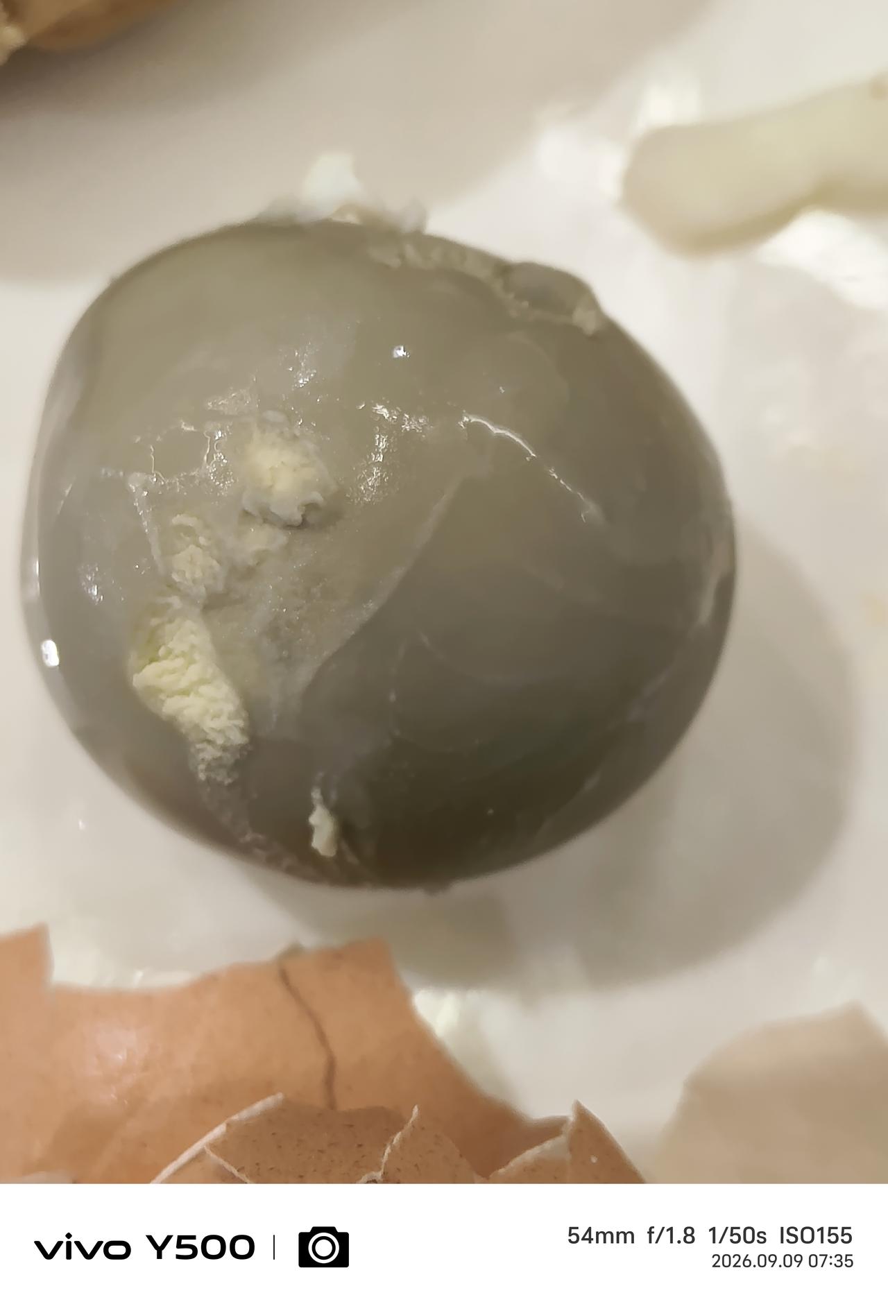 只有小米依然那么黄，
       剥开煮鸡蛋，蛋黄表面已经是铁青色的，戳开蛋黄