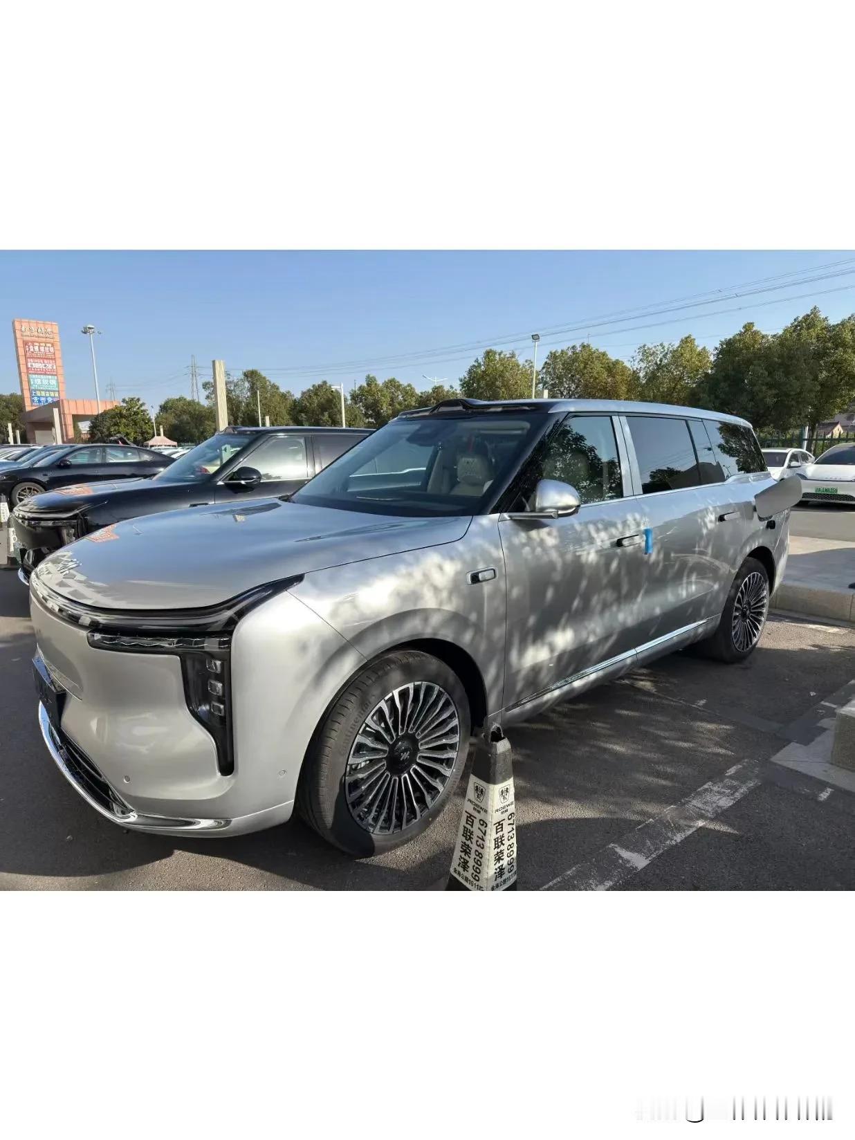 今天带老婆孩子逛4S店，直接被智己LS9的人气吓一跳！店里挤满了看车的人，试驾排