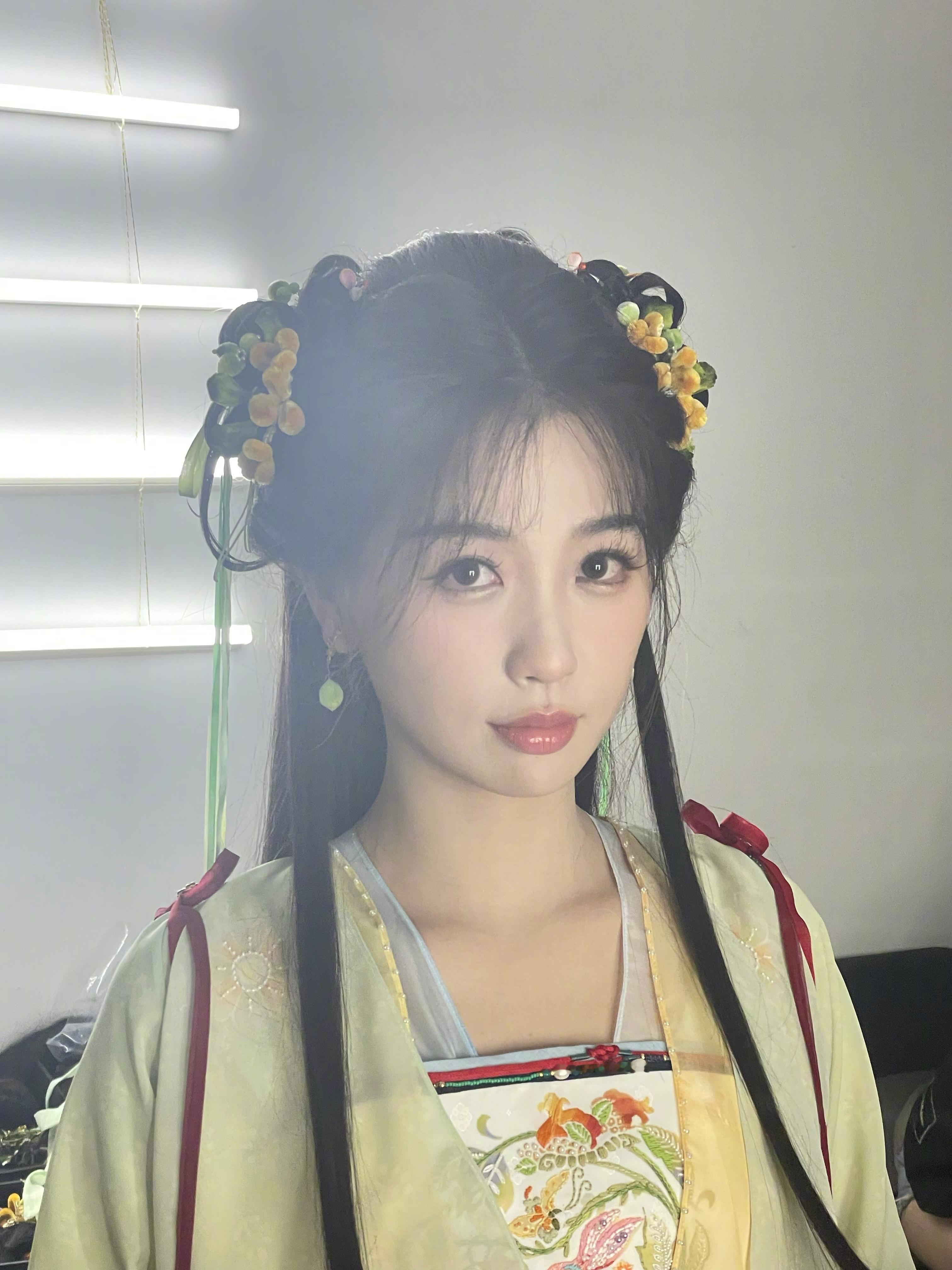 #虞书欣遇见凌妙妙的第一天##虞书欣晒片场live图# 虞书欣晒片场live图，