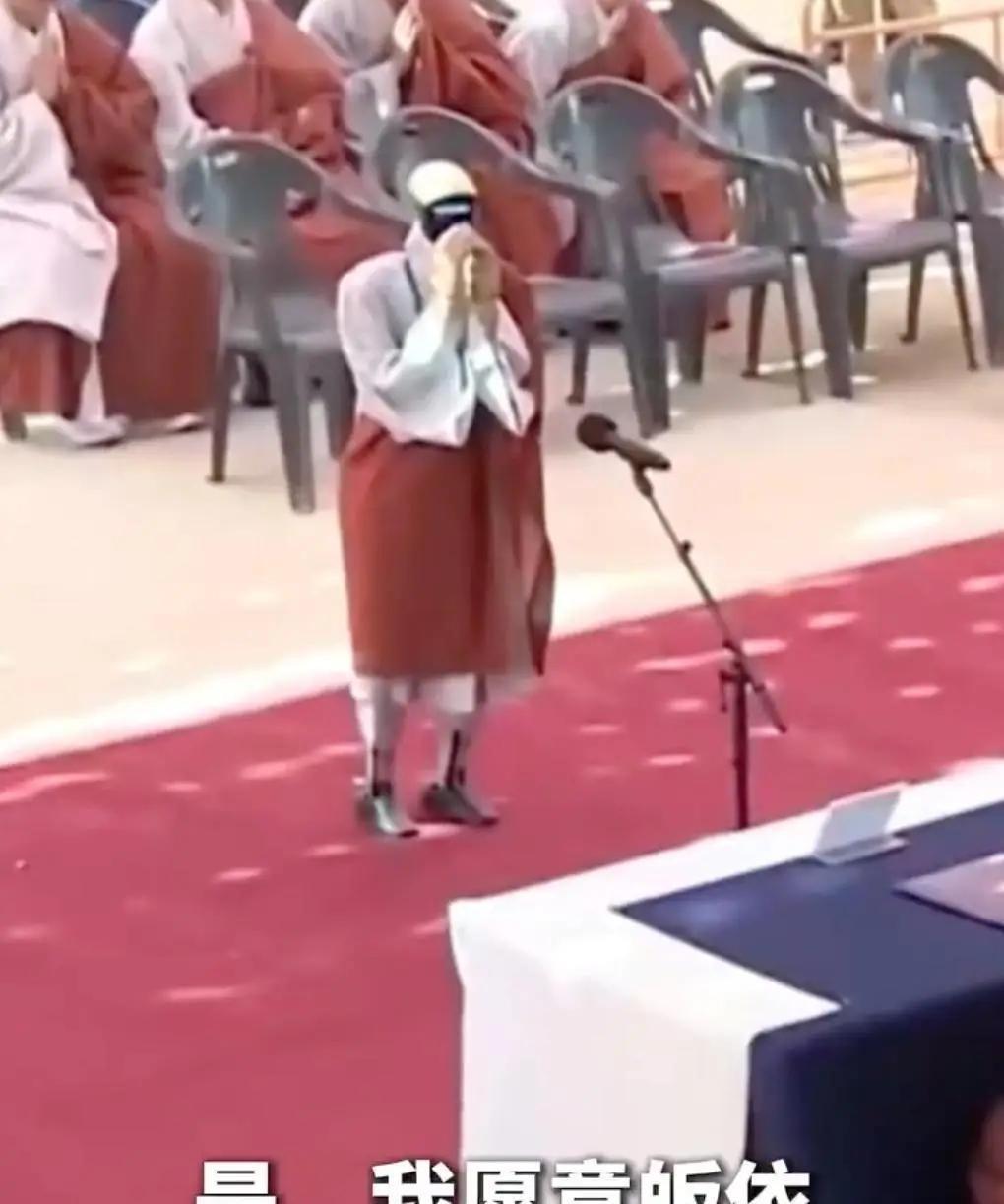 "开眼了！"韩国，一场庄重的受戒仪式上，身披袈裟的受戒者双手合十，面对戒师问道"