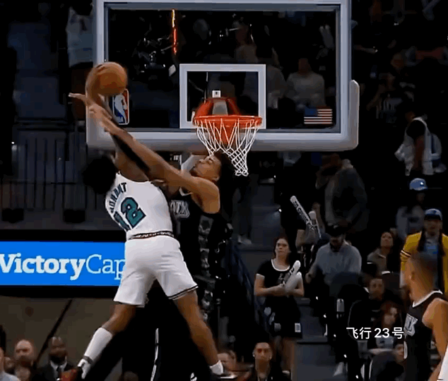 莫兰特正面隔扣文班亚马这是有多震撼！
正面隔扣文班亚马，那场面简直炸裂！文班亚马