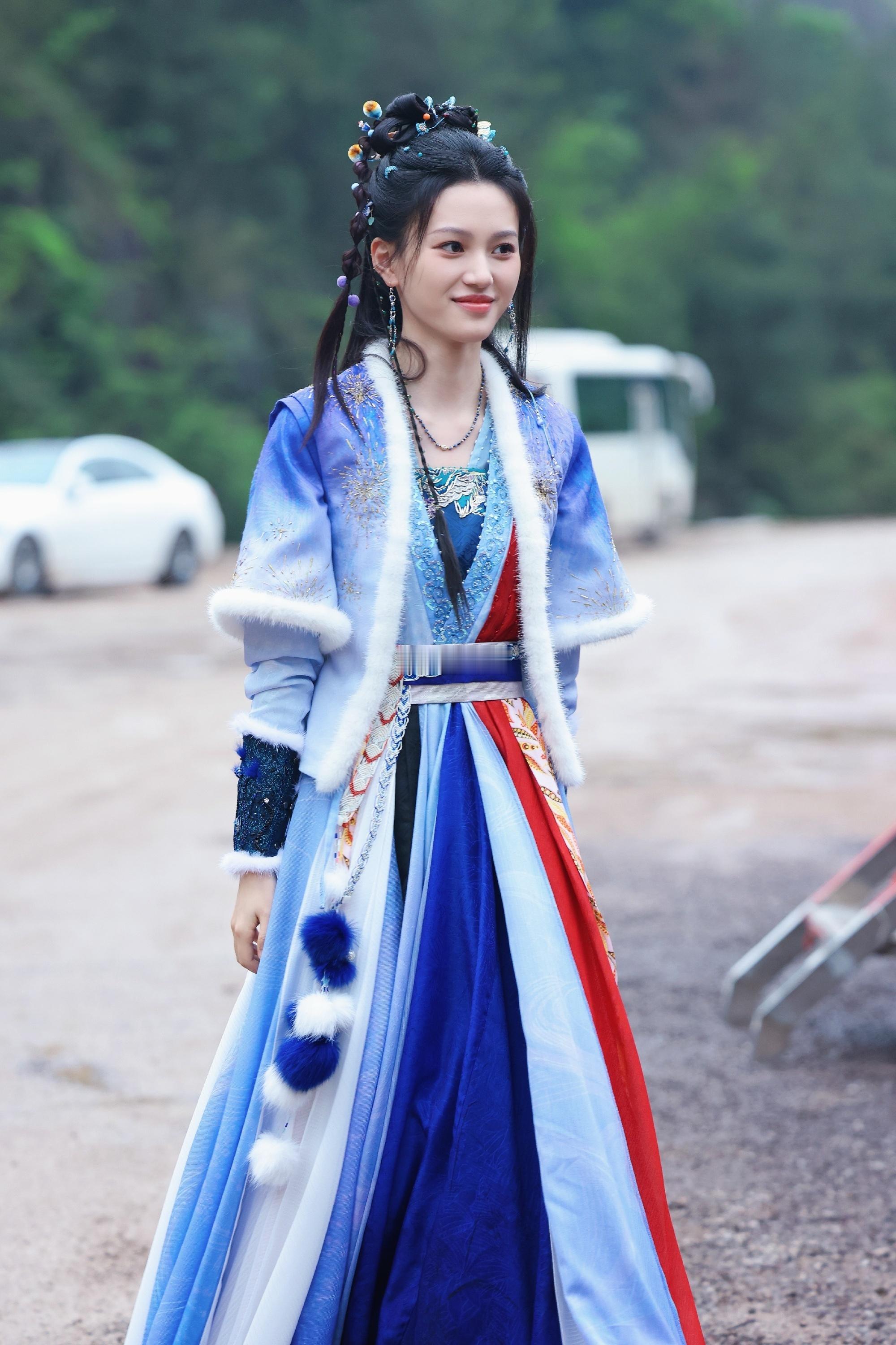 沈羽洁朝雪录路透生图，感觉衣服有点不走心 ​​​