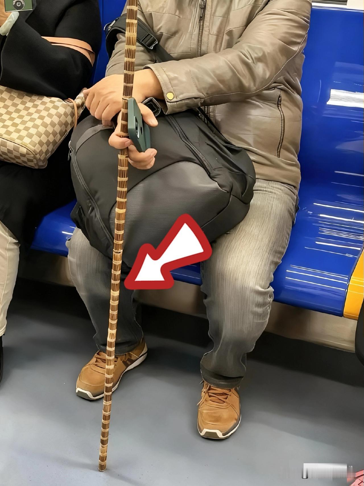 炸裂！老头手里这根棍，竟抵我三个月工资！

在地铁遇到一位老爷子，他手里的木杖一