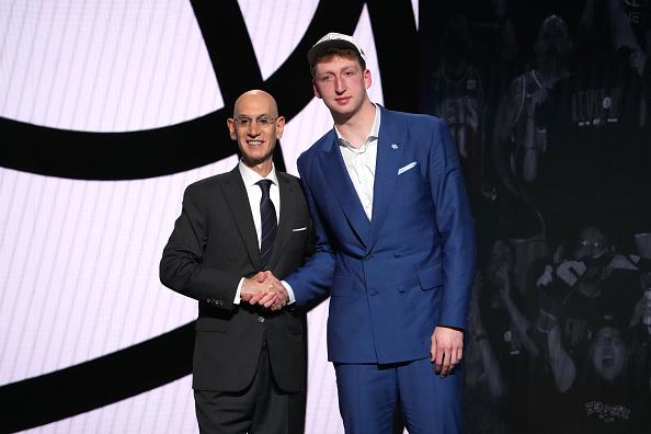 本·萨拉夫在2025年NBA选秀中被篮网队以第26顺位选中。
这位身高6英尺6英