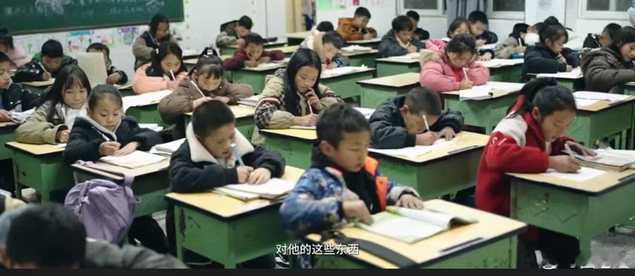 音乐老师教篮球看哭众人  音乐老师用篮球为山区的孩子们打开了另一扇窗，让他们看到