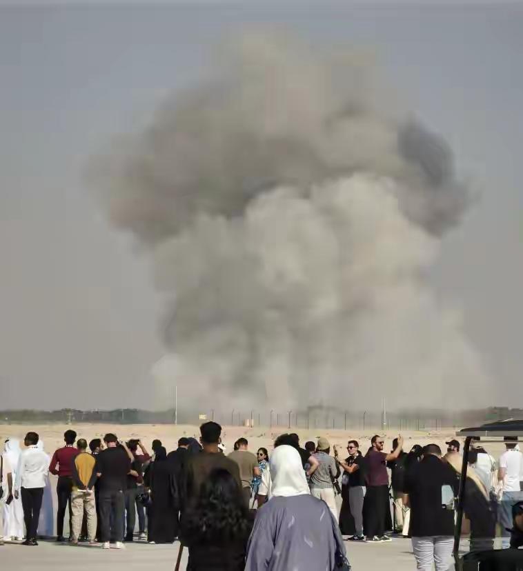 我们总是按照我们的思维方式来分析别的国家的事情。
       印度在航展上摔了