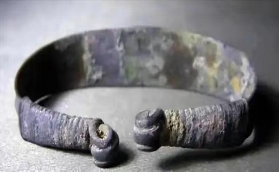 1944年4月，考古工作者在清理一座唐代古墓的时候，找到一只空心的银手镯，他们发