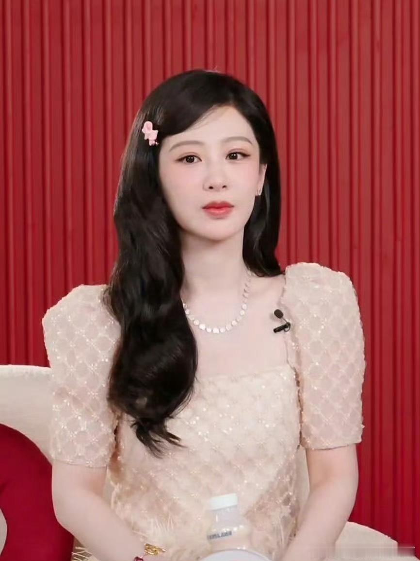 90花今晚直播人气状态有，毕竟也都30➕了，年龄感或多或少也上来了，确实不太适合