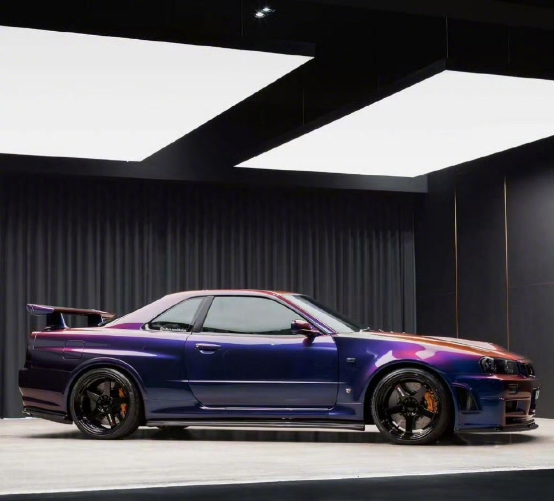 在汽车的色彩王国里，Nissan Skyline R34的Midnight Pu