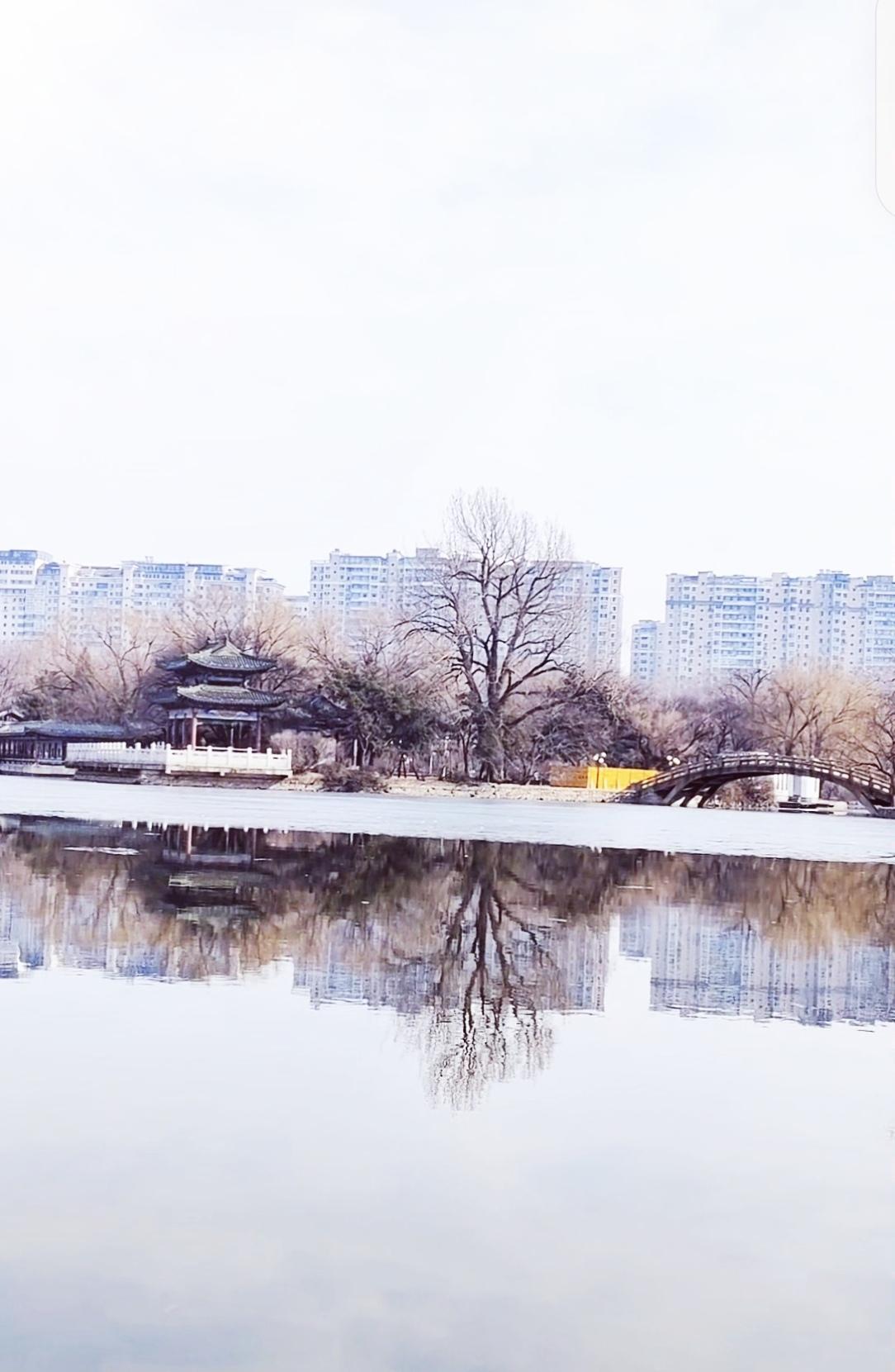 亭台落进湖面，倒影沉入心底。原来最美的风景，从来都不是远方，而是这一刻的安静与安