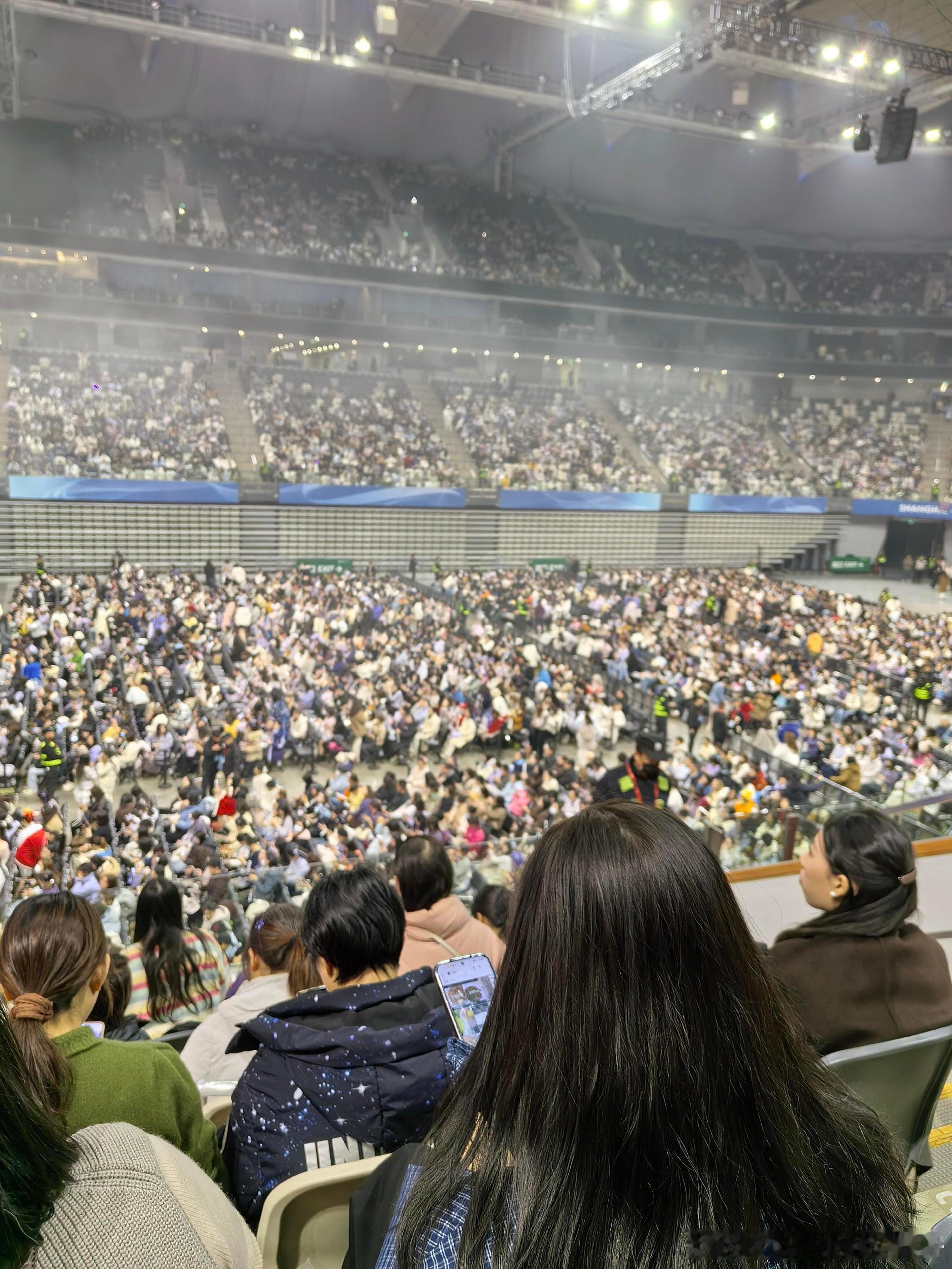 罗云熙 水龙吟演唱会现场，好多人 