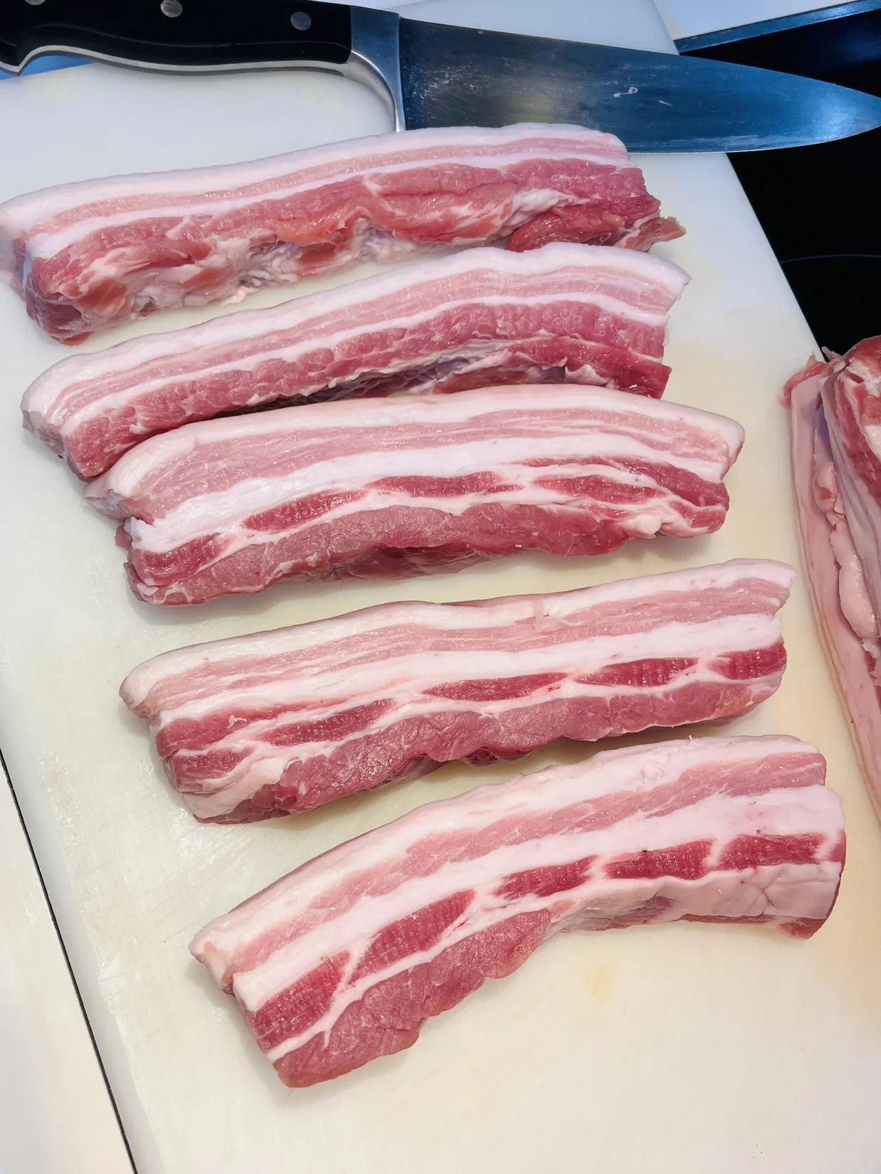 为什么超市的冷鲜猪肉比农贸市场的贵！你会选哪个？

今天去买菜，农贸市场每斤新鲜