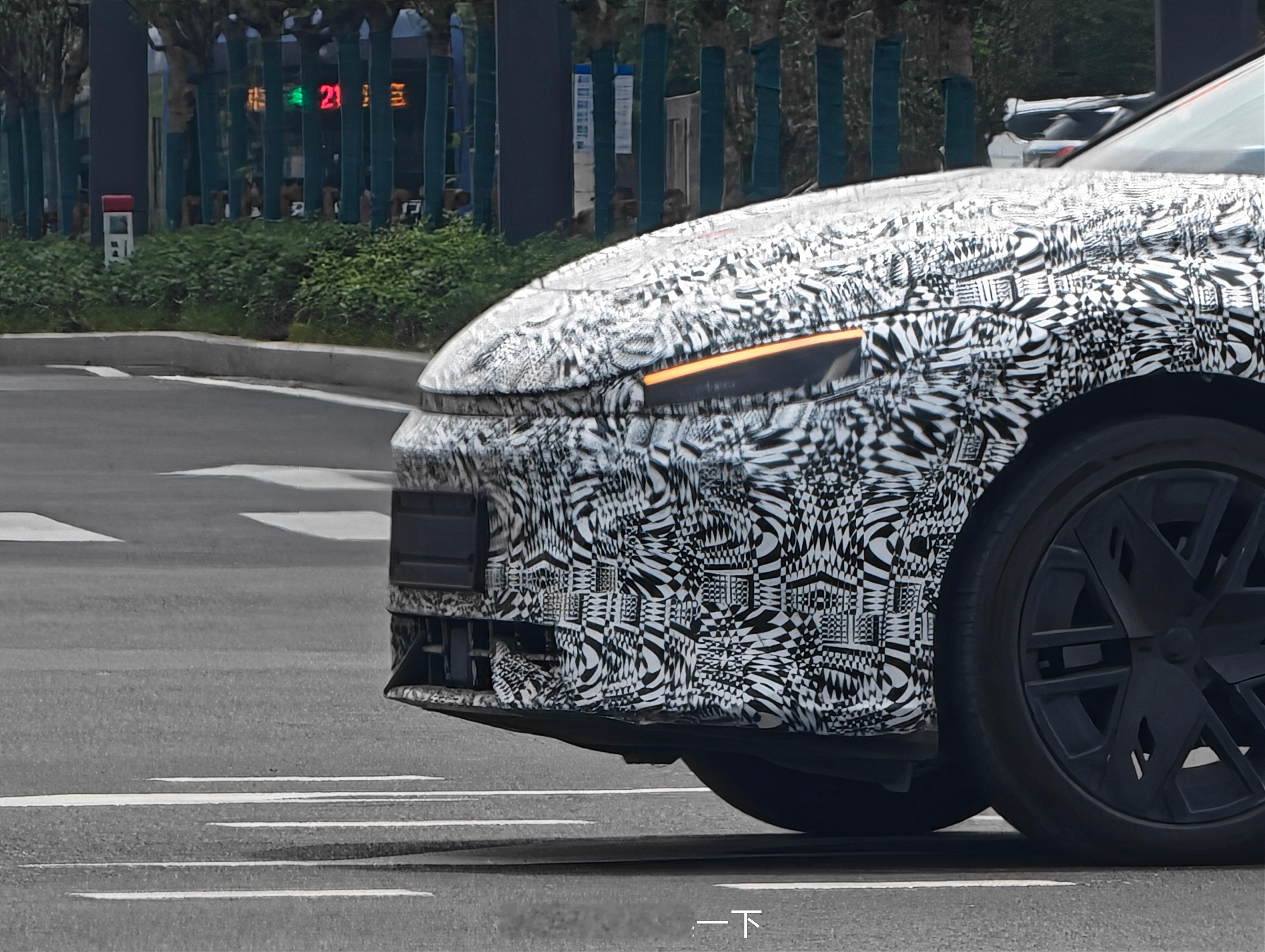 出发去深圳看今晚的小鹏GX技术发布会，路上又遇到了合肥的街溜子，这次是大众安徽的