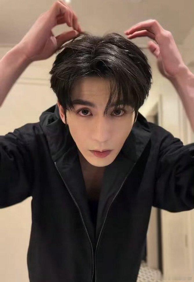 张凌赫全网最帅的男人 张凌赫问什么能这么帅呢？张凌赫玛丽艳美容先生的一直播间