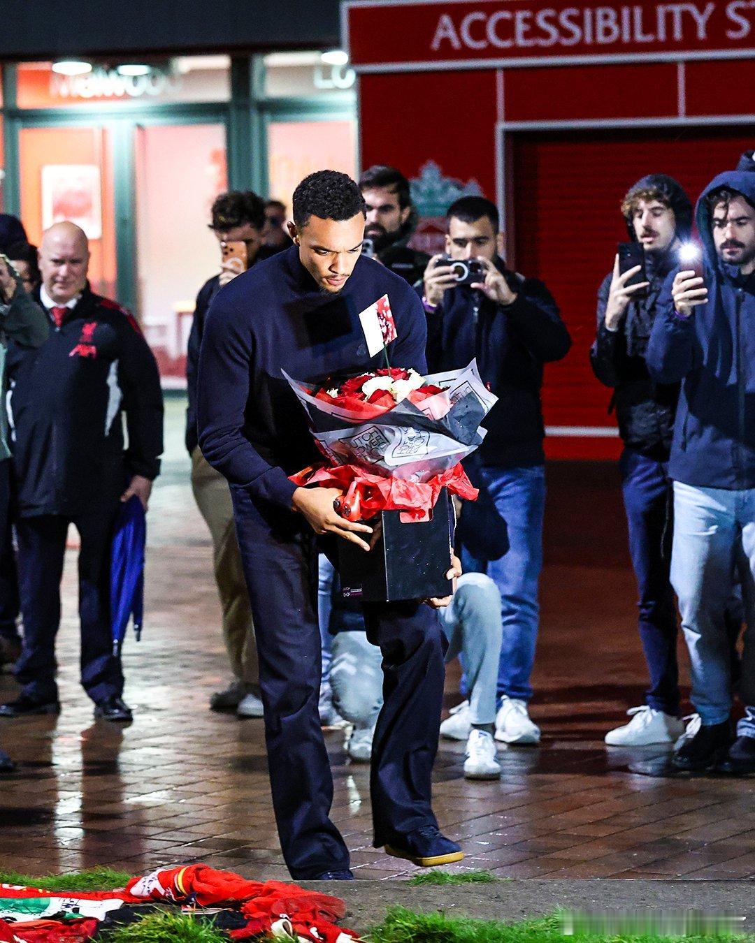 阿诺德和阿隆索代表皇马致敬若塔阿诺德给出手柄和哀悼小卡片“我的兄弟迪奥戈。我们如