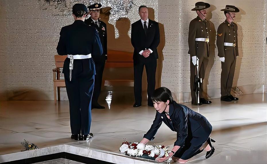 日本首位自民党女总裁高市早苗在澳大利亚“下跪”的举动引发舆论争议。看似“亲民”的