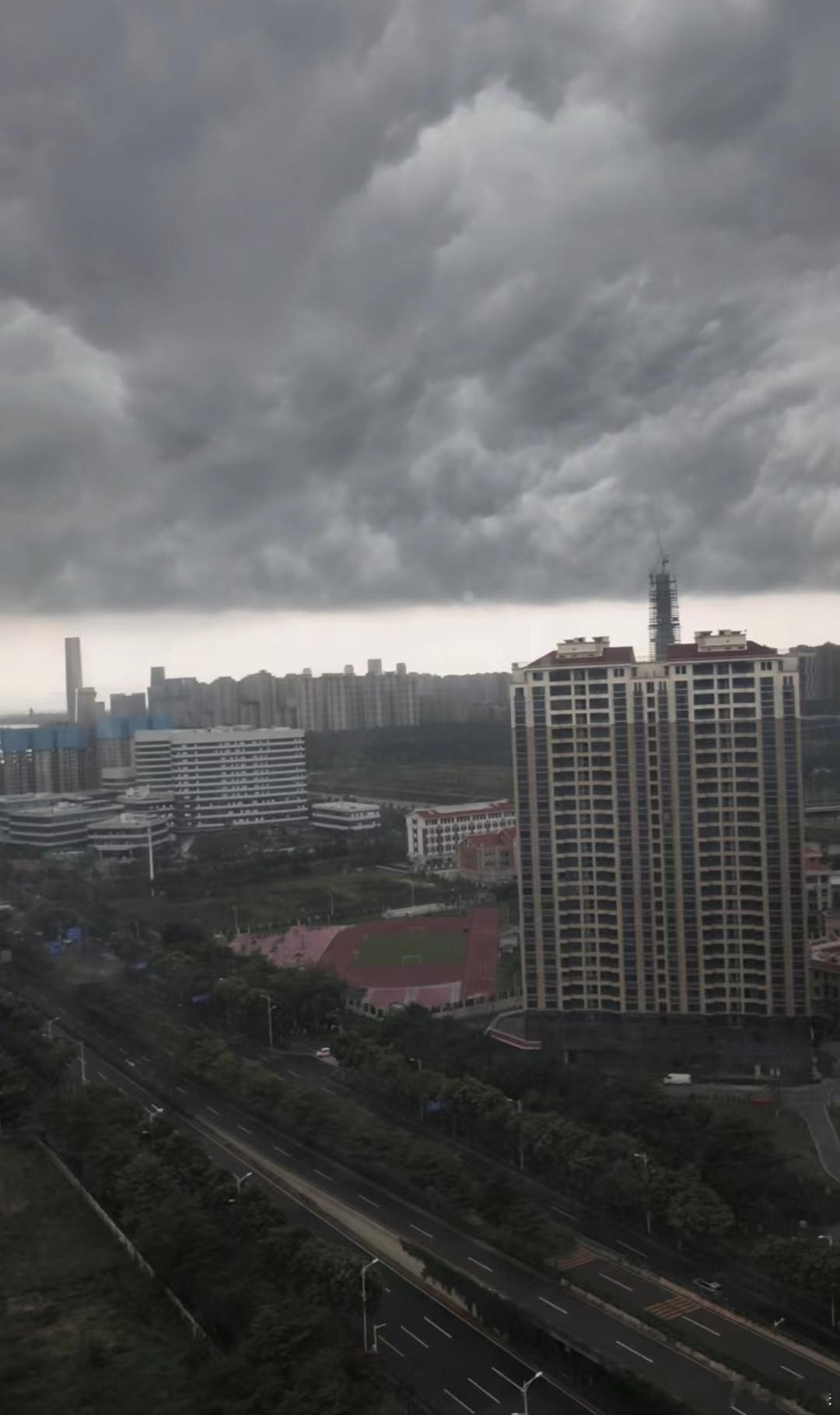 #厦门天黑了# 昨天长沙，今天厦门大暴雨，谁说白天不懂夜的黑[苦涩] ​​​