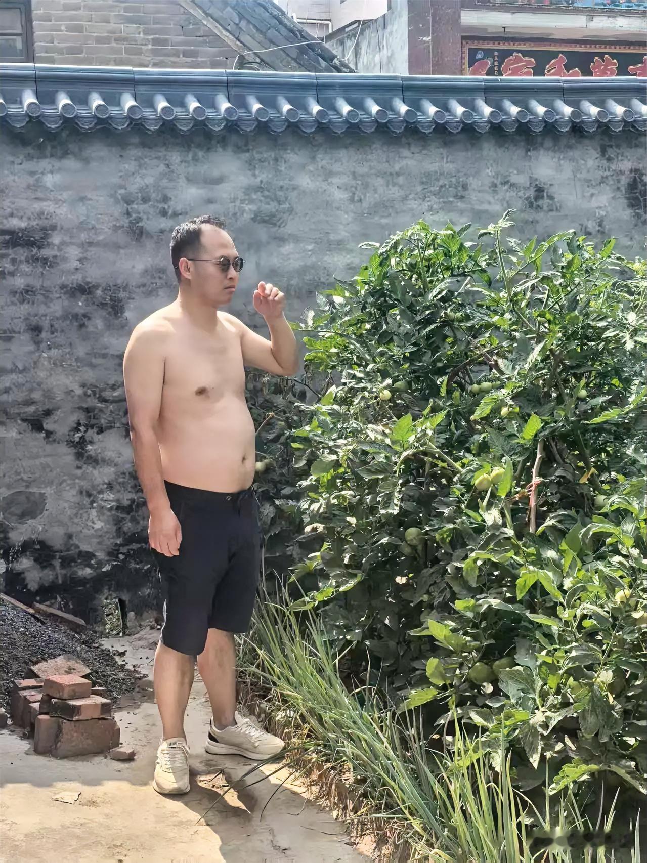 在城市里生活二十多年，每到晚上十一二点睡觉是常态，经常到凌晨一点才睡，但是一回到